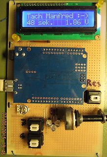 selbstgebaute Leiterplatte mit LCD-Display und Mikrocontroller-Modul