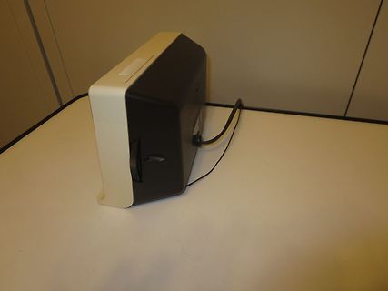 Weiß-schwarzes elektronisches Gerät auf Tisch