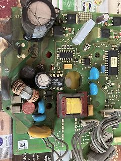 Foto einer Leiterplatte mit elektronischen Bauteilen