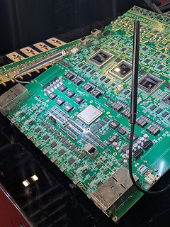 Bestückte grüne Leiterplatte mit AMD-Chips und Komponenten