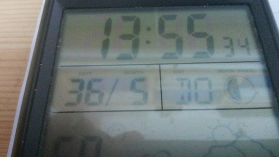 Nahaufnahme eines LCD-Displays mit Uhrzeit und Datum