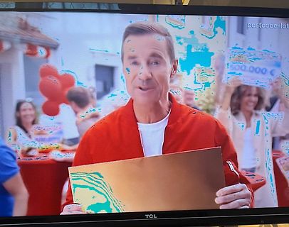 Foto eines Fernsehbildschirms mit einer Person