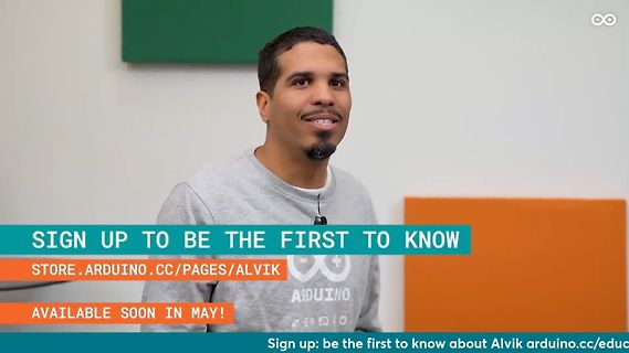 Mann mit Textoverlay für Arduino Alvik Werbung