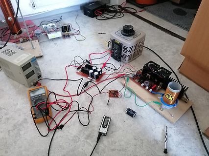 Elektronik-Versuchsaufbau mit Labornetzteil, Multimeter und Platinen