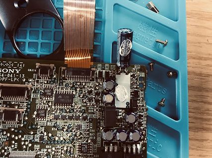 Leiterplatte mit Flachbandkabel und Elektrolytkondensatoren