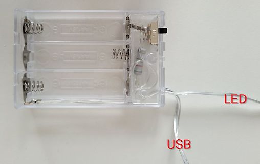 Batteriefach mit LED und USB-Kabel