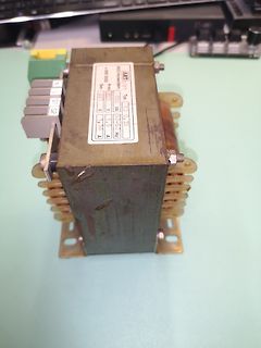 Transformator auf Werkstattunterlage