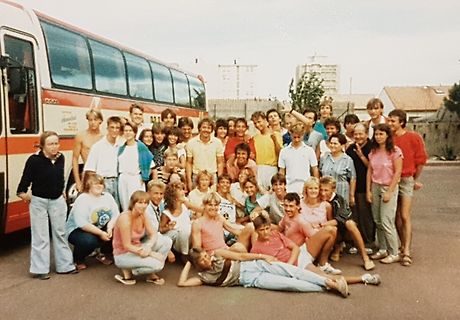 Gruppe von Menschen vor einem Bus
