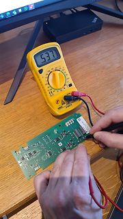 Messung einer Leiterplatte mit Multimeter