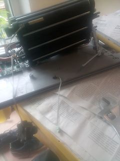 Elektronikaufbau mit Kühlkörper und Kabeln