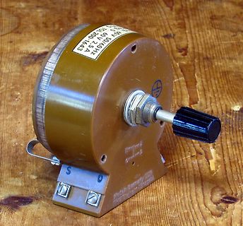 Industrie-Transformator oder Messgerät auf Holzuntergrund