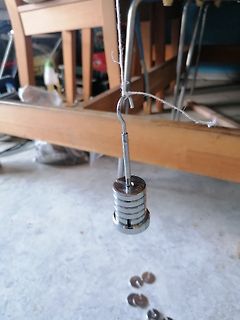 Hängende Waage mit Gewichten