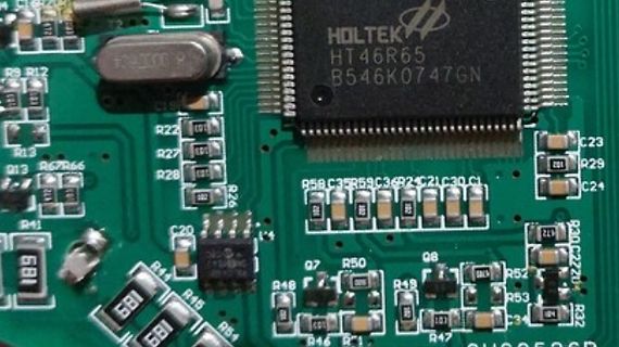 Nahaufnahme einer bestückten Leiterplatte mit Holtek-Mikrocontroller