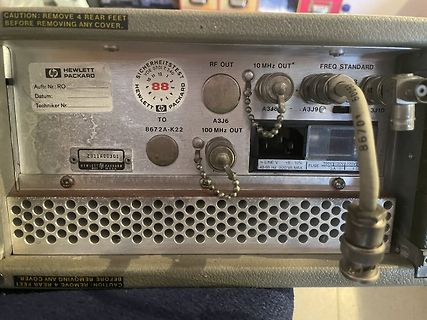 Rückseite eines Hewlett Packard Messgeräts