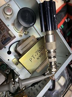 Innenansicht eines elektronischen Geräts mit Messspitze
