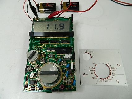 Leiterplatte eines Multimeters mit Display und Batterien