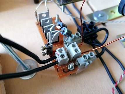 Verdrahtung auf Lochrasterplatine mit Schraubklemmen