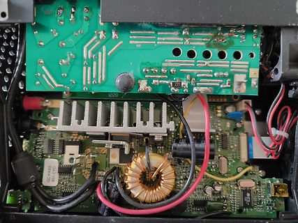 Innenansicht einer Elektronikplatine mit Kühlkörper und Spule