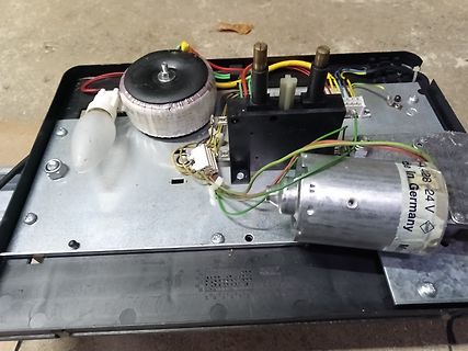 Innenansicht eines elektrischen Geräts mit Motor und Transformator