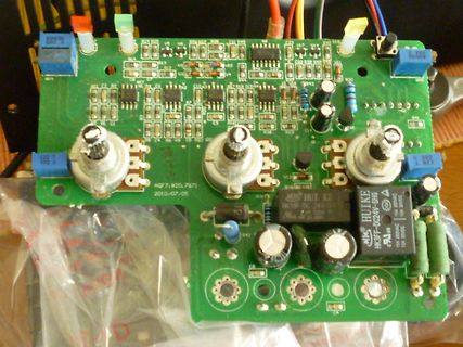 Leiterplatte mit Potentiometern und elektronischen Bauteilen