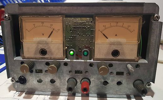Geöffnetes Labornetzteil mit Analoganzeigen