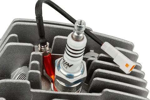 Zündkerze in einem Motorkopf