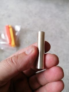 Metallisches Bauteil in einer Hand
