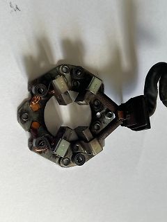 Verschlissene Kohlebürsten eines Elektromotors