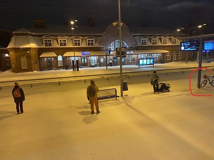Winterliche Nachtszene vor einem Bahnhof