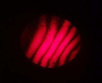 Rote Lichtstreifen auf dunklem Grund
