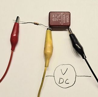 Aufbau eines Kondensators mit Krokodilklemmen und Zeichnung
