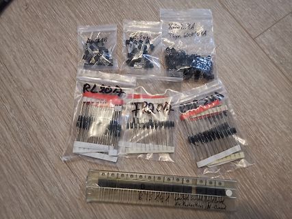 Elektronikbauteile in Plastikbeuteln auf Holzuntergrund