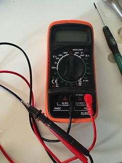 Multimeter mit Messleitungen und Schraubendreher