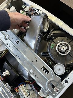 Innenansicht eines Elektrogeräts mit Verkabelung und Lüfter