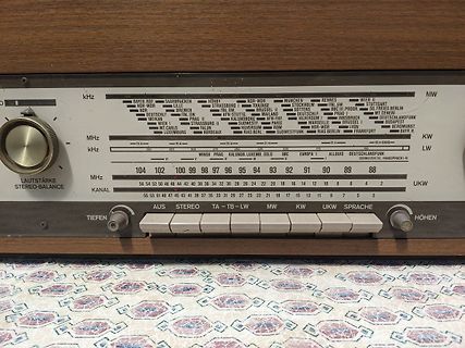 Nahaufnahme der Skala eines alten Radios