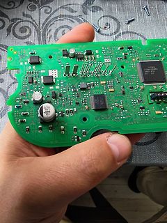 Grüne Leiterplatte mit elektronischen Bauteilen