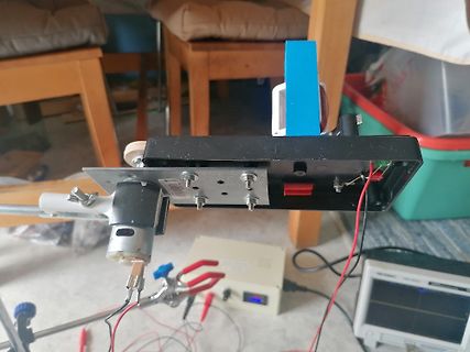 Elektronik-Versuchsaufbau mit Netzteil und Oszilloskop