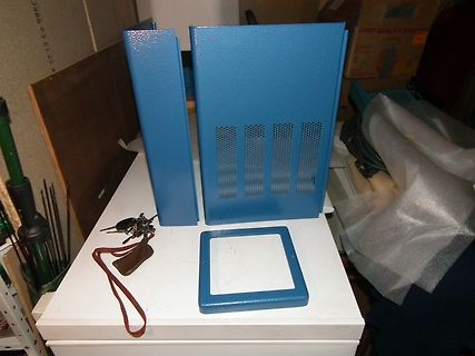 Blaue Gehäuseteile und Rahmen auf weißem Tisch