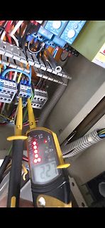 Multimeter Messung an elektrischer Verdrahtung