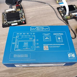Astra Machina Verpackung und zwei Leiterplatten auf Tisch