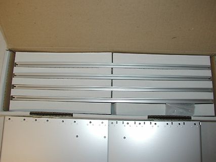 Metallschienen und Bleche in einem Karton