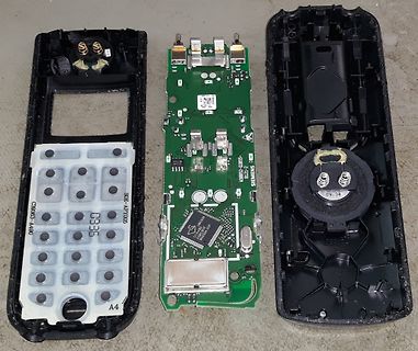 Zerlegtes Siemens Telefon mit Leiterplatte und Gehäuseteilen