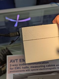 Weißes Gehäuse mit Beschriftung