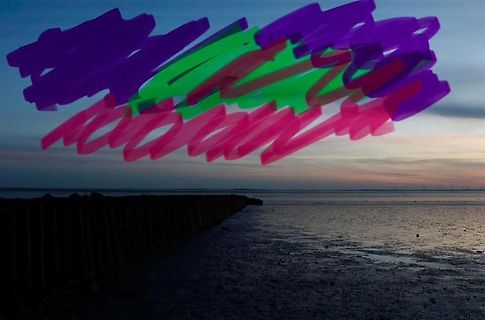 Abstraktes digitales Graffiti über Landschaftsfoto