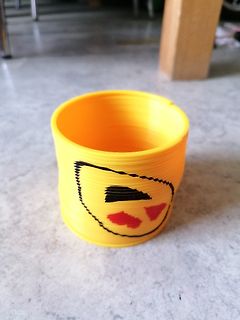 Gelber 3D-gedruckter Becher mit Pikachu-Motiv