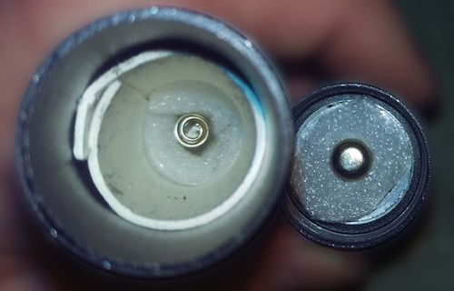 Nahaufnahme eines Batteriefachs mit Kontaktfeder
