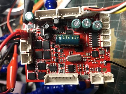 Bestückte rote Leiterplatte mit Elektrolytkondensatoren