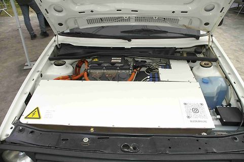Motorraum eines Elektroautos mit Hochvoltkomponenten