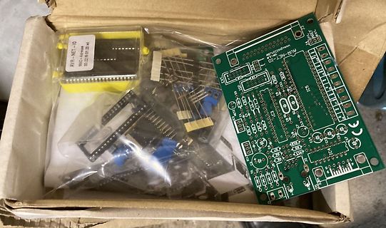 Leiterplatten und Elektronikbauteile in einem Karton