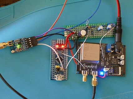 Elektronik-Aufbau mit mehreren Leiterplatten und Verkabelung